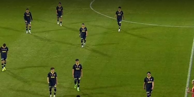 Fenerbahçe sahadan çekildi!