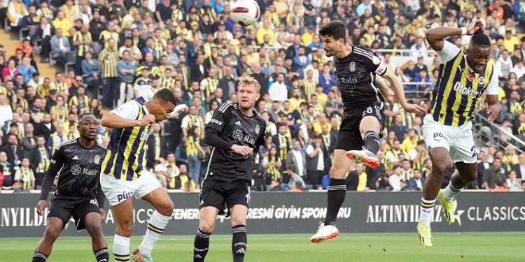 Fenerbahçe pes etmiyor! 10 kişi kalan Kartal’ı devirdi