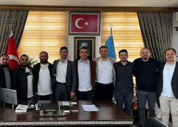 İlk maaşını öğrencilere ayırdı