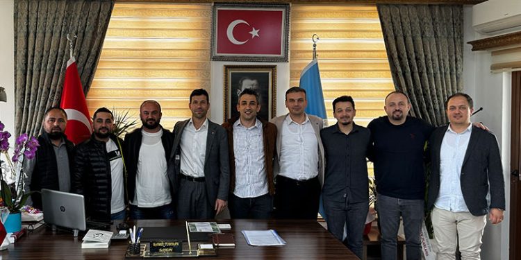 İlk maaşını öğrencilere ayırdı