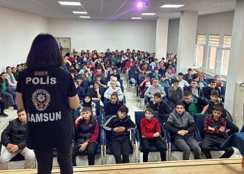 Siber polisi, öğrencileri dijital tehlikelere karşı bilgilendirdi