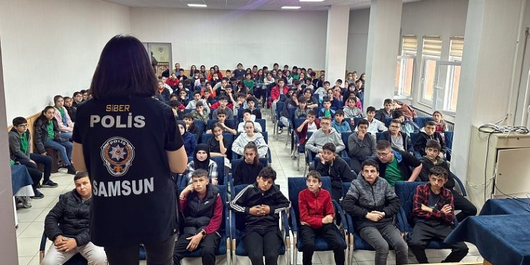 Siber polisi, öğrencileri dijital tehlikelere karşı bilgilendirdi