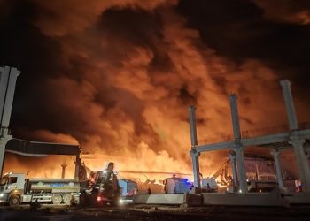 Yangın fabrikayı sardı, söndürme çalışmaları sürüyor