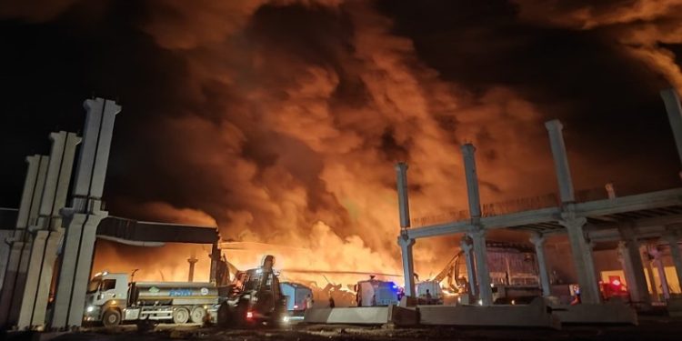 Yangın fabrikayı sardı, söndürme çalışmaları sürüyor