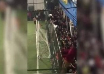 Maç sırasında havai fişekli keleşli kavga