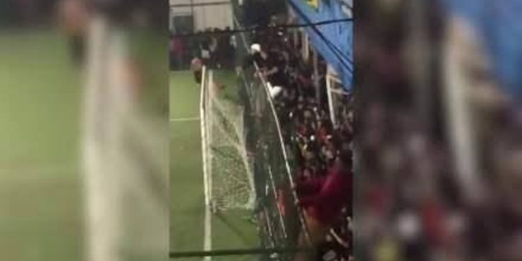 Maç sırasında havai fişekli keleşli kavga