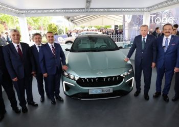 Erdoğan, Togg’un yeni modeli T10F’i inceledi