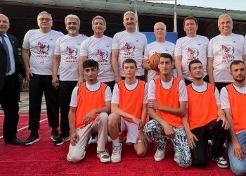 Başkanlar gösteri maçında ter döktü