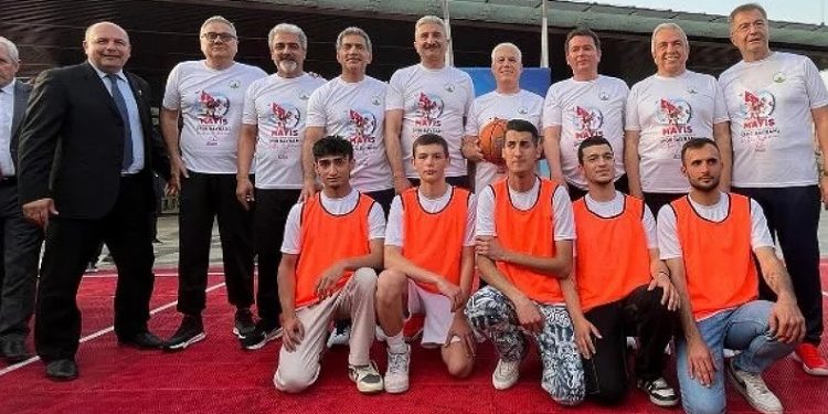 Başkanlar gösteri maçında ter döktü