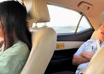 Taksici uyuyakaldı, müşteri direksiyona geçti