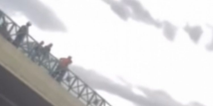 Bursa’da bir kişi köprüden atlamaya çalıştı