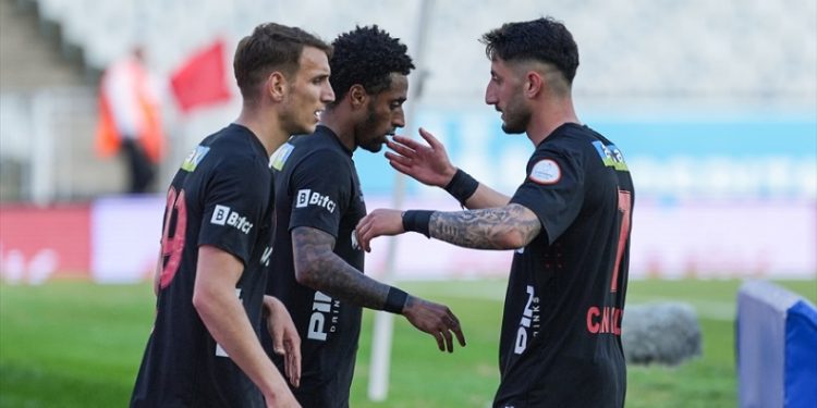 Fatih Karagümrük galibiyetle veda etti