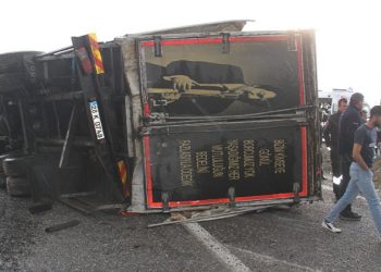 Devrilen kamyon minibüsle çarpıştı: 14 yaralı