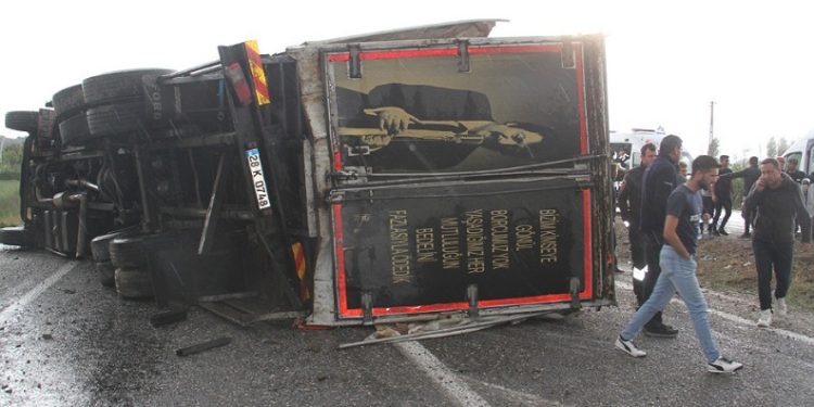 Devrilen kamyon minibüsle çarpıştı: 14 yaralı