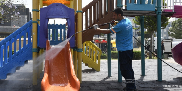 Kuşadalı çocuklar için parklar yenilendi