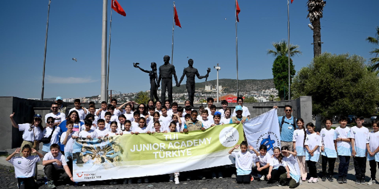 Çevre dostu öğrencilerden kıyı temizliği