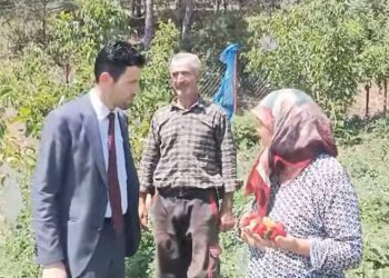 Kamil Turhan, tarlada çiftçileri ziyaret etti