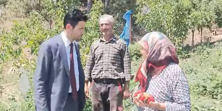 Kamil Turhan, tarlada çiftçileri ziyaret etti