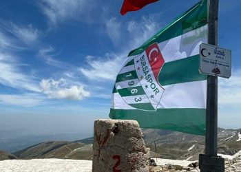 Bursaspor bayrağı Uludağ’ın zirvesinde