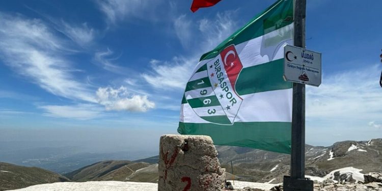 Bursaspor bayrağı Uludağ’ın zirvesinde