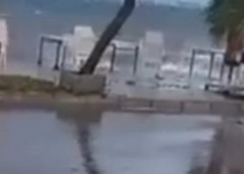 Gemlik Sahili dev dalgalara teslim oldu!