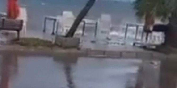 Gemlik Sahili dev dalgalara teslim oldu!