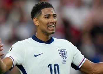 İngiltere galibiyetle başladı