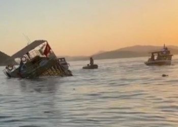 Kuşadası’nda tur teknesi battı