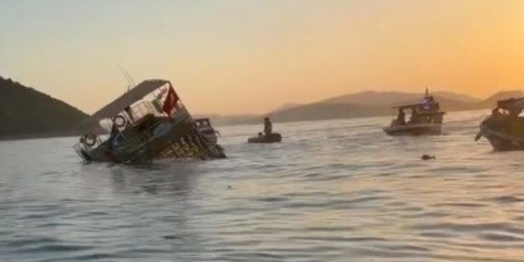 Kuşadası’nda tur teknesi battı