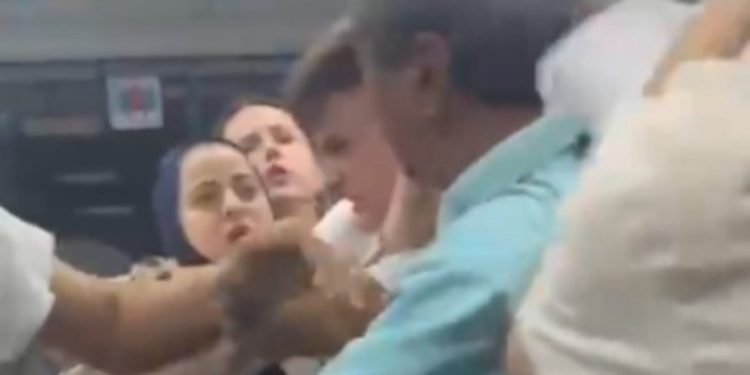 Marmaray’da tekmeli yumruklu kavga