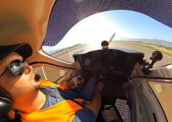 Film sahnesi değil gerçek: Motoru duran uçağı piste indirdi