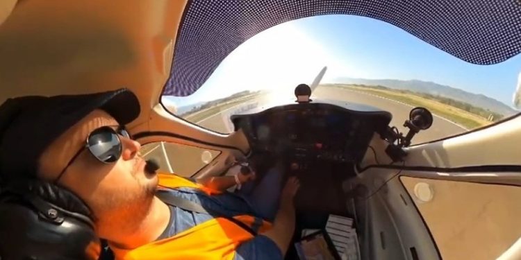 Film sahnesi değil gerçek: Motoru duran uçağı piste indirdi