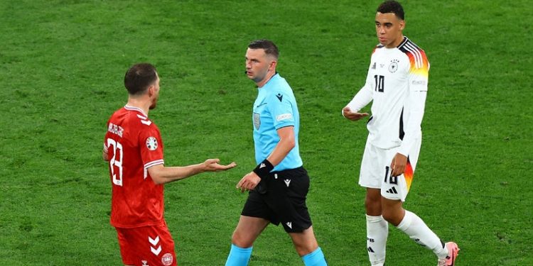 Almanya Danimarka maçı 35. Dakikada durduruldu