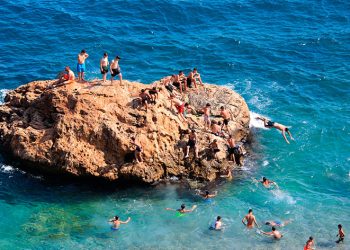 Gençlerin falezlerde tehlikeli manzara keyfi