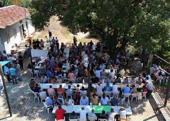 Mahalleli kurban sofrasında bir araya geldi