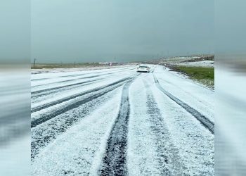 Dolu yağışı sonrası karayolu beyaza büründü
