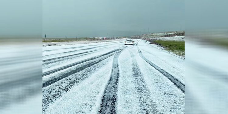 Dolu yağışı sonrası karayolu beyaza büründü