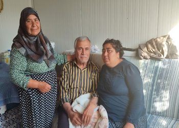 Fedakar kadın hasta eşine ve kızına bakıyor