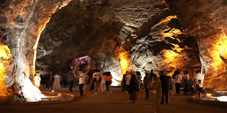 Tuz mağaralarında bayram yoğunluğu