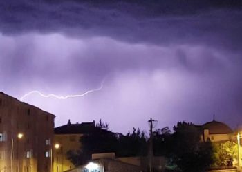 Şimşekler geceyi aydınlattı