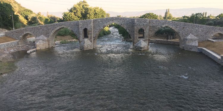 Restorasyonu tamamlanan tarihi köprü suya kavuştu