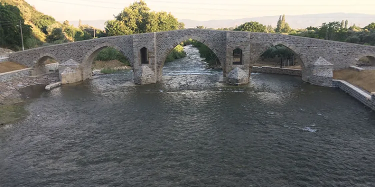 Restorasyonu tamamlanan tarihi köprü suya kavuştu