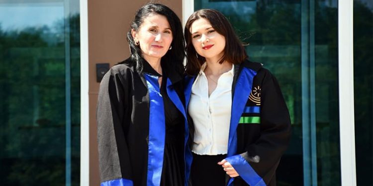Anne ve kızı aynı fakülteden birlikte mezun oldu