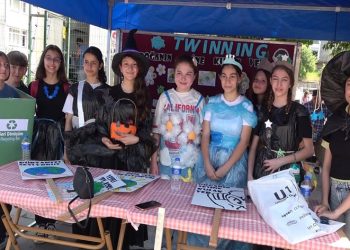 Sıcak havada çöp poşeti giyerek yürüdüler