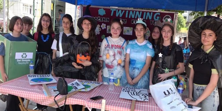 Sıcak havada çöp poşeti giyerek yürüdüler