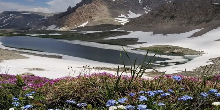 Munzur Dağı’nda yaz ve kış bir arada yaşanıyor