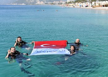 Dip temizliği yapıp denizde bayrak açtılar