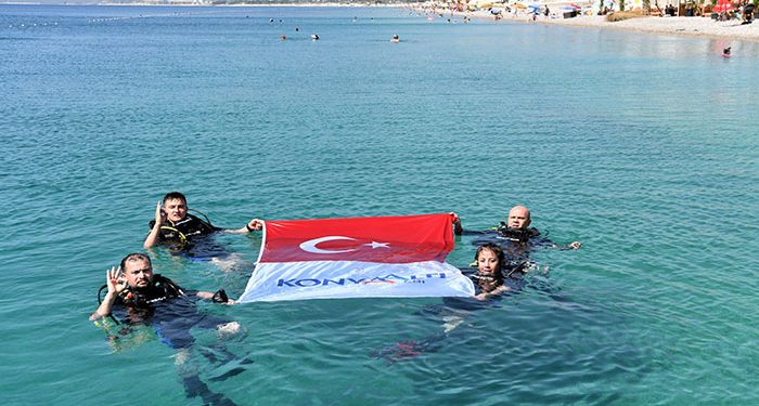 Dip temizliği yapıp denizde bayrak açtılar