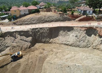 Denizli’de toprak kayması yaşanan yolda çalışmalar sürüyor