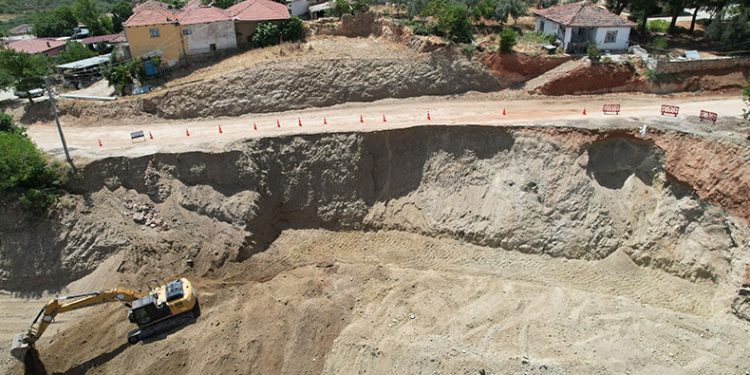 Denizli’de toprak kayması yaşanan yolda çalışmalar sürüyor